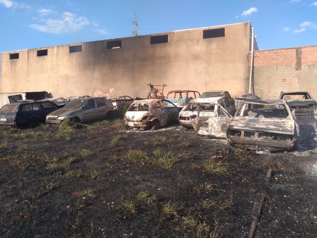 Em Itaí, incêndio em pátio destrói veículos apreendidos - sudoestepaulista