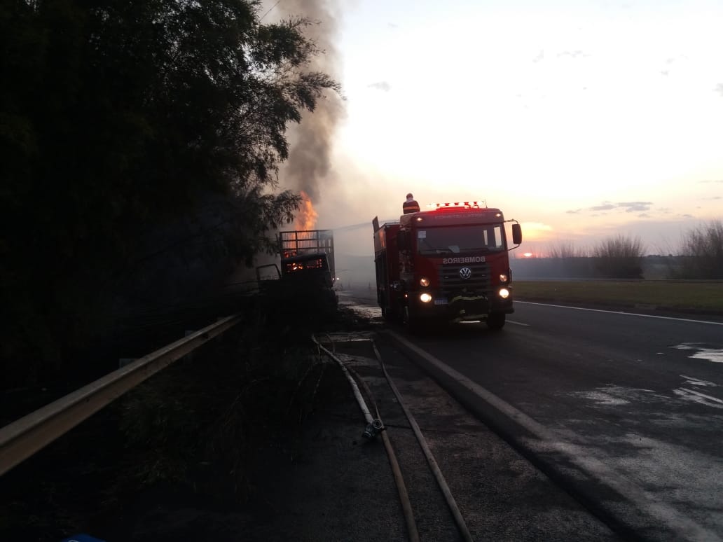 Carregado com madeira, bitrem pega fogo na Castelo Branco; veja vídeo - sudoestepaulista
