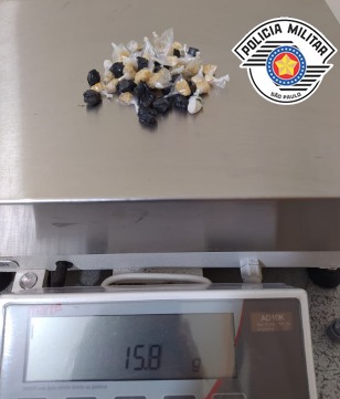 Mulher corre da polícia, mas é pega dentro de sua casa com maconha e crack - sudoestepaulista