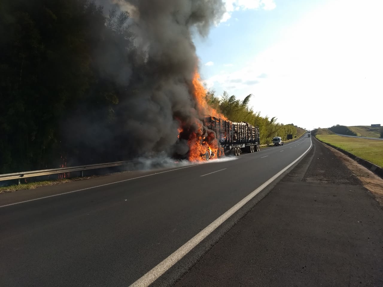 Carregado com madeira, bitrem pega fogo na Castelo Branco; veja vídeo - sudoestepaulista