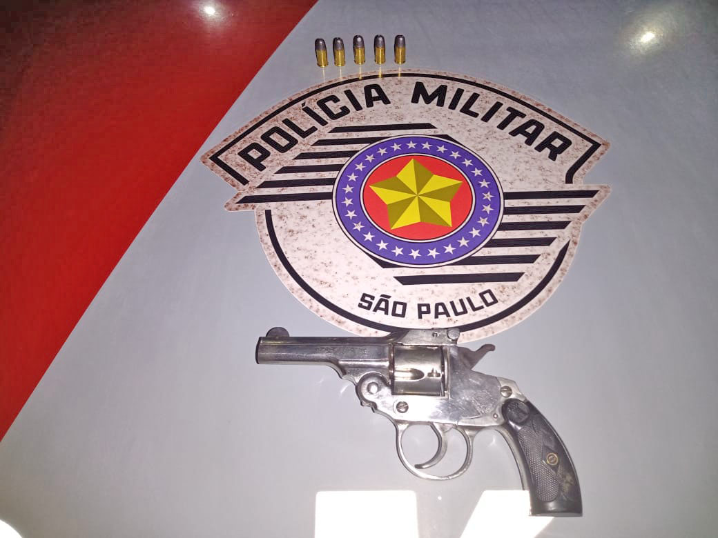 Jovem é preso pela PM ao ser pego andando armado pelas ruas de Cerqueira César - sudoestepaulista