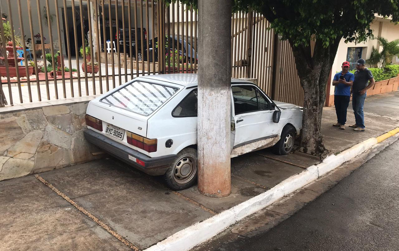 Em Fartura: carro fica prensado entre poste, árvore e muro - sudoestepaulista