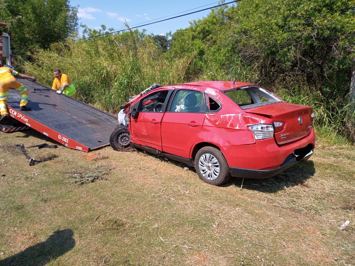 Carro desgovernado cai em barranco e pega fogo a menos de 100 metros de base da Polícia Rodoviária - sudoestepaulista
