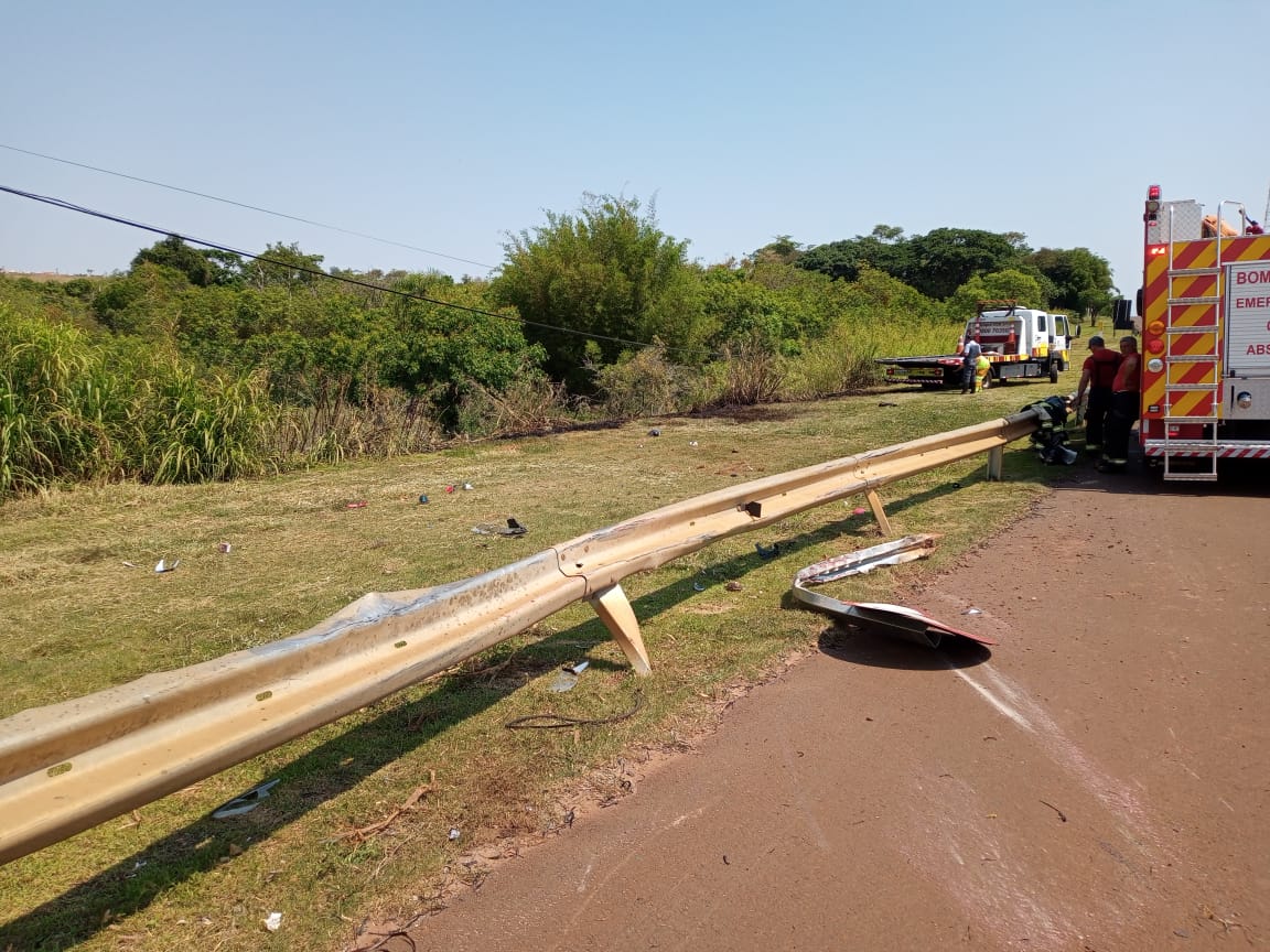 Carro desgovernado cai em barranco e pega fogo a menos de 100 metros de base da Polícia Rodoviária - sudoestepaulista