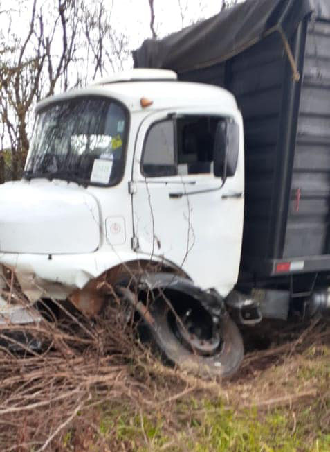 Caminhão e dois carros se envolvem em grave acidente na SP-255 - sudoestepaulista