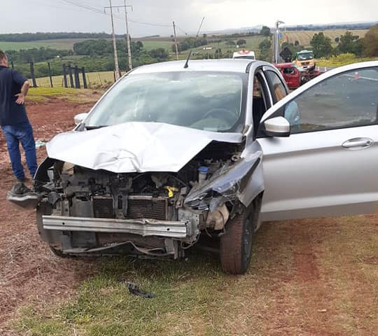 Caminhão e dois carros se envolvem em grave acidente na SP-255 - sudoestepaulista