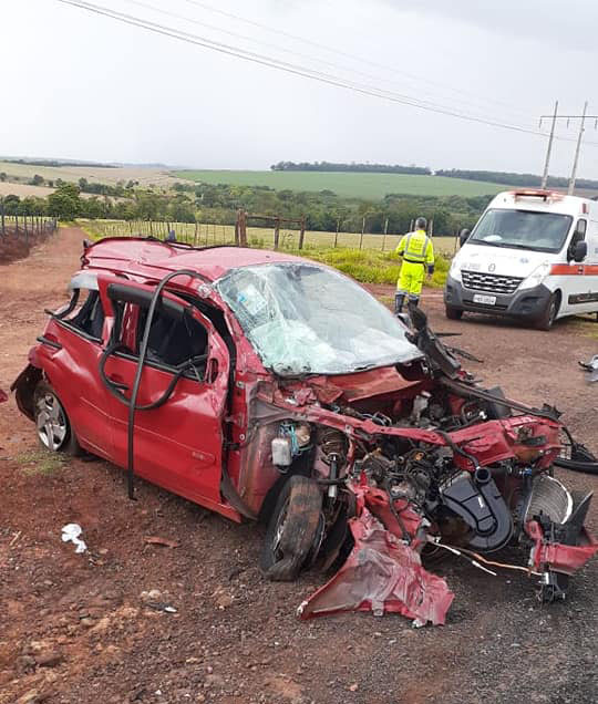 Caminhão e dois carros se envolvem em grave acidente na SP-255 - sudoestepaulista