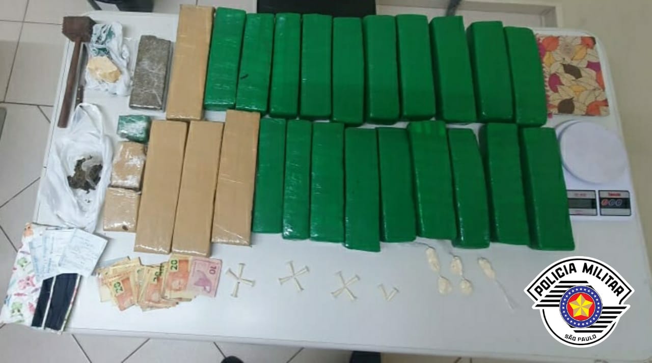 Carro na contra mão e em alta velocidade leva PM a apreender mais de 16 quilos de maconha - sudoestepaulista