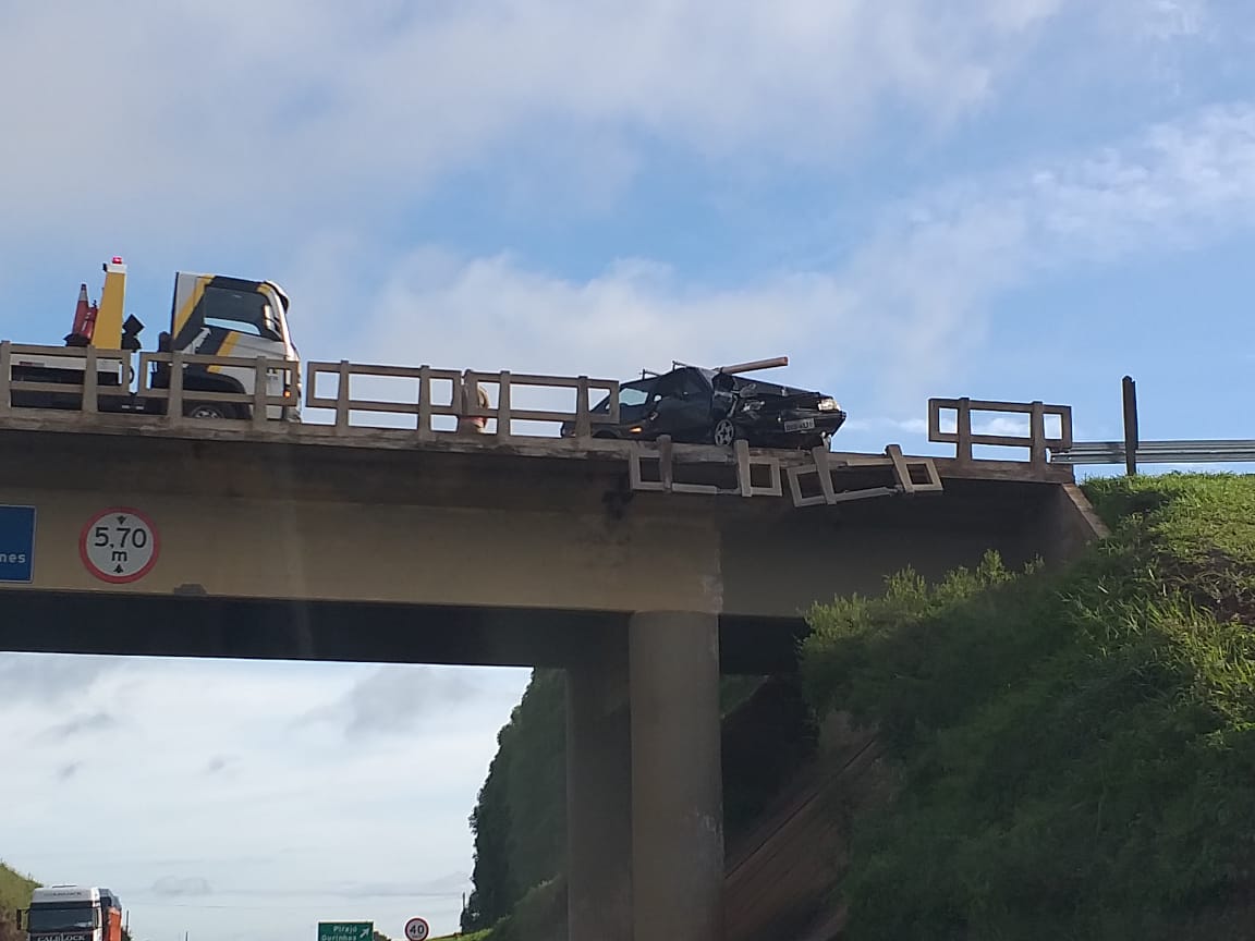Carro com 3 ocupantes fica por detalhes para cair de viaduto - sudoestepaulista
