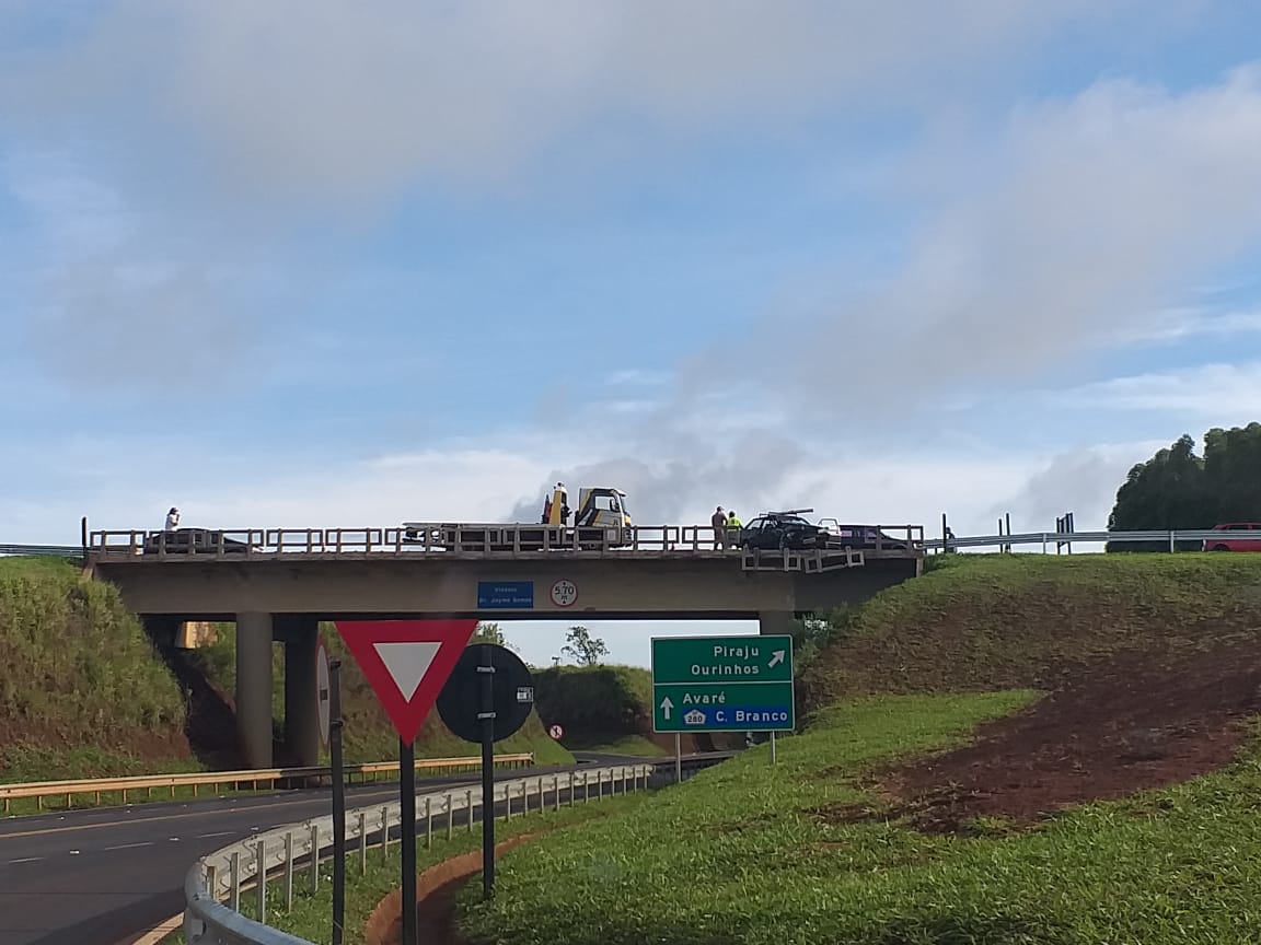 Carro com 3 ocupantes fica por detalhes para cair de viaduto - sudoestepaulista