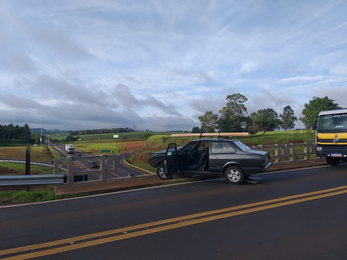 Carro com 3 ocupantes fica por detalhes para cair de viaduto - sudoestepaulista