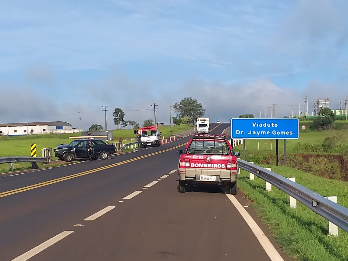 Carro com 3 ocupantes fica por detalhes para cair de viaduto - sudoestepaulista