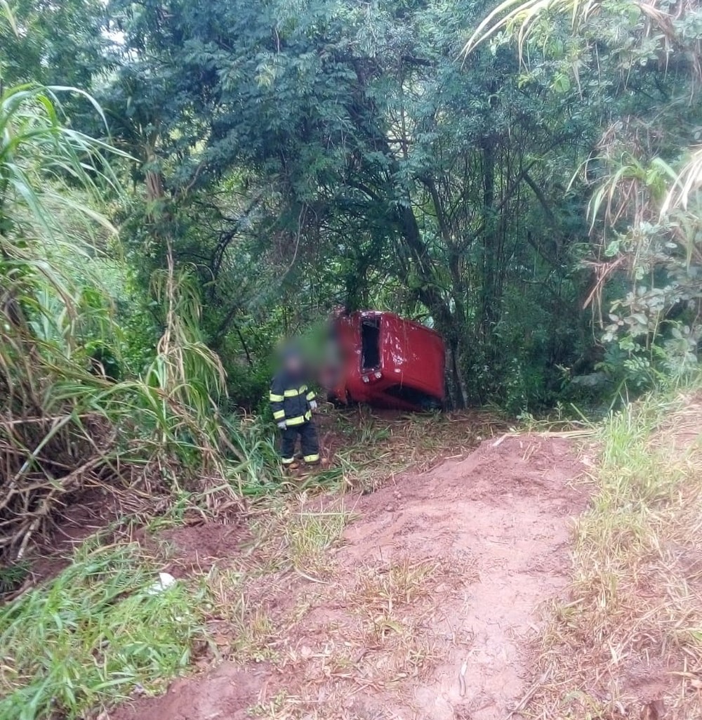 Desgovernado, carro bate em caminhão e cai em ribanceira - sudoestepaulista