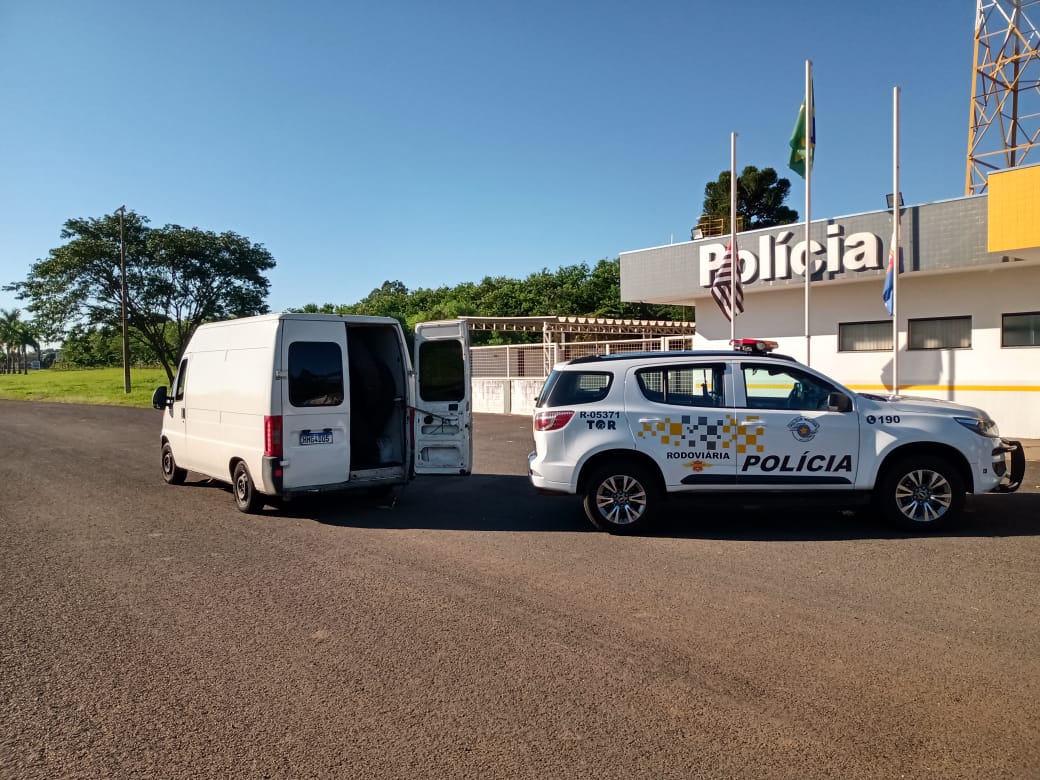 Comerciante de produtos “chingling” é pego com van lotada de pneus contrabandeados - sudoestepaulista