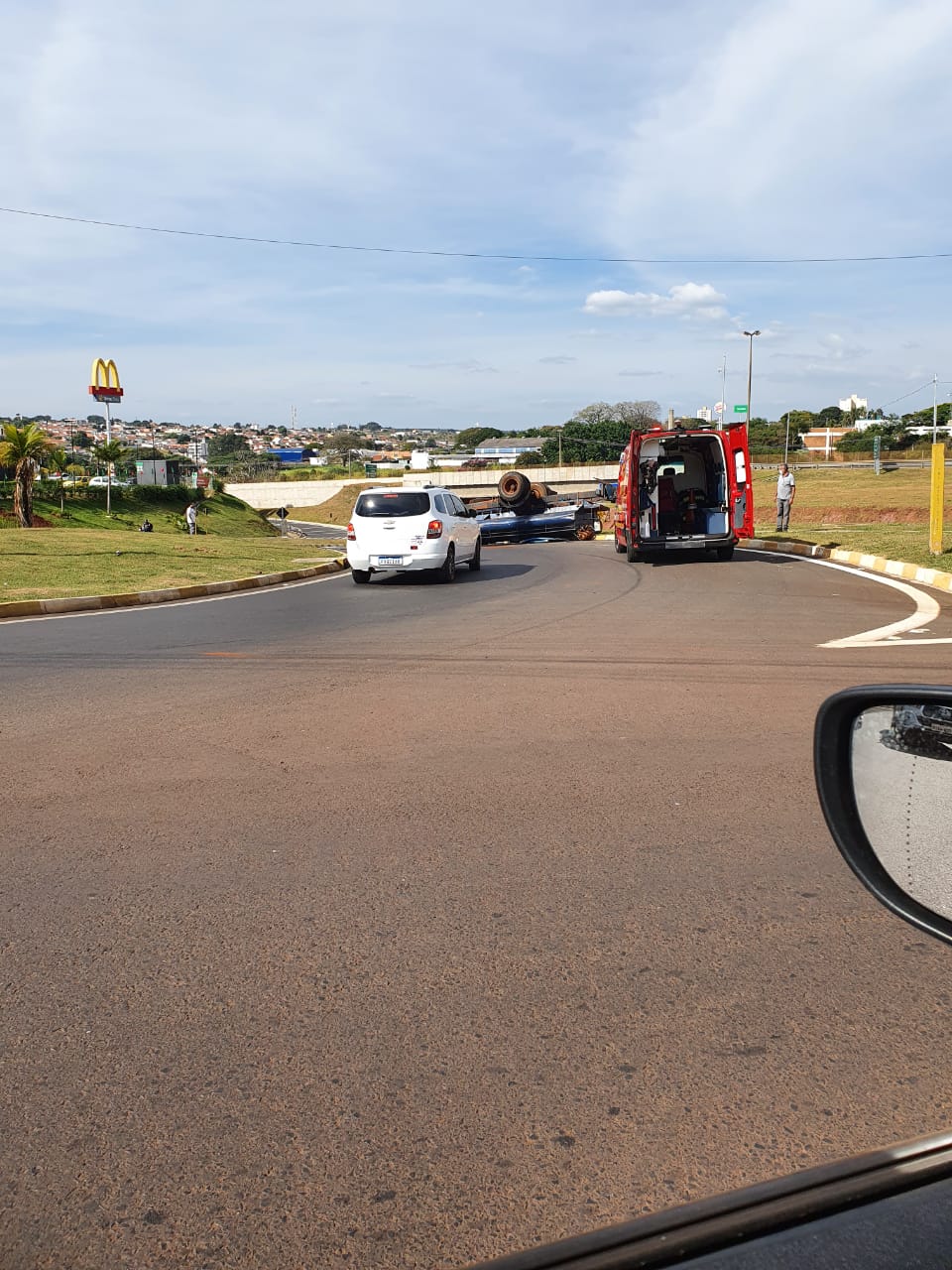 Caminhão pipa tomba em alça de acesso à cidade de Avaré - sudoestepaulista