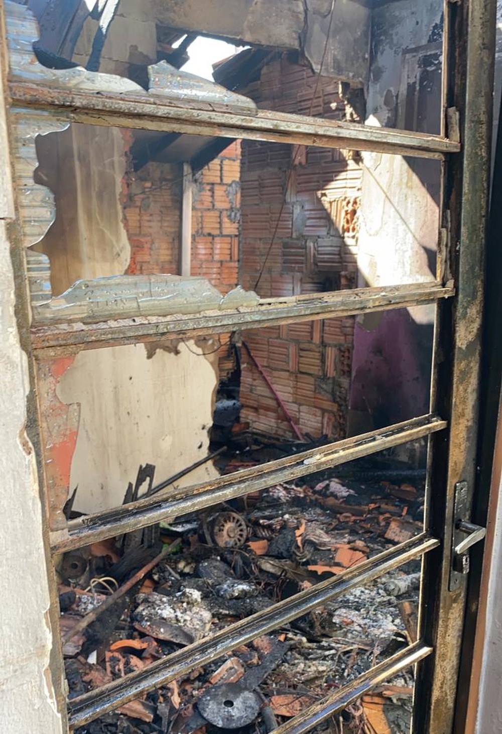 Panela deixada em fogão causou incêndio que destruiu parte de residência em Fartura - sudoestepaulista Panela deixada em fogão causou incêndio que destruiu parte de residência em Fartura - sudoestepaulista