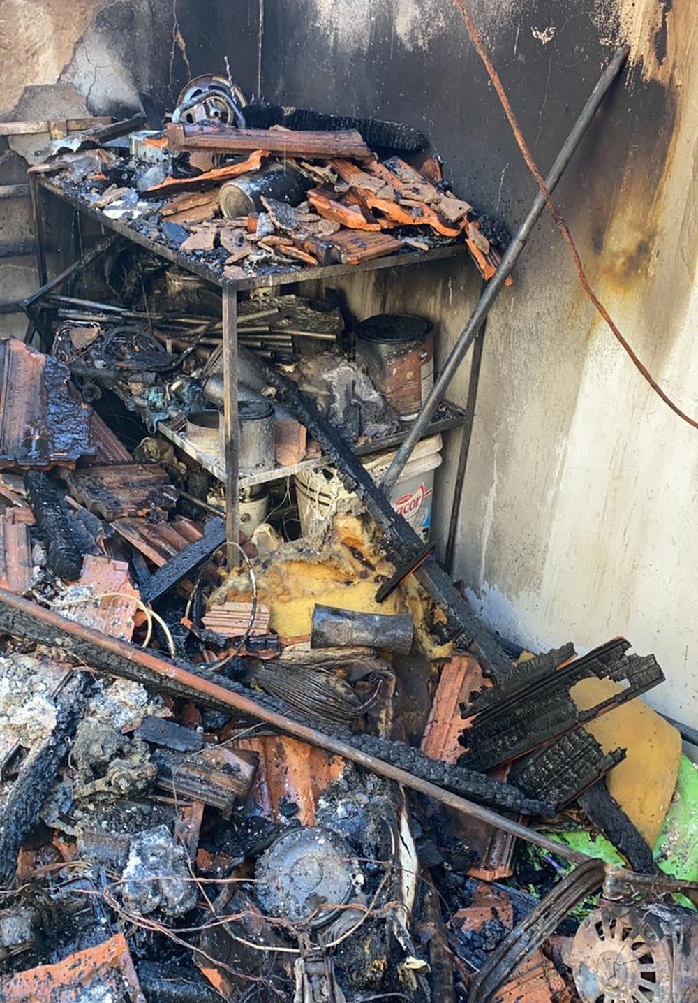 Panela deixada em fogão causou incêndio que destruiu parte de residência em Fartura - sudoestepaulista Panela deixada em fogão causou incêndio que destruiu parte de residência em Fartura - sudoestepaulista
