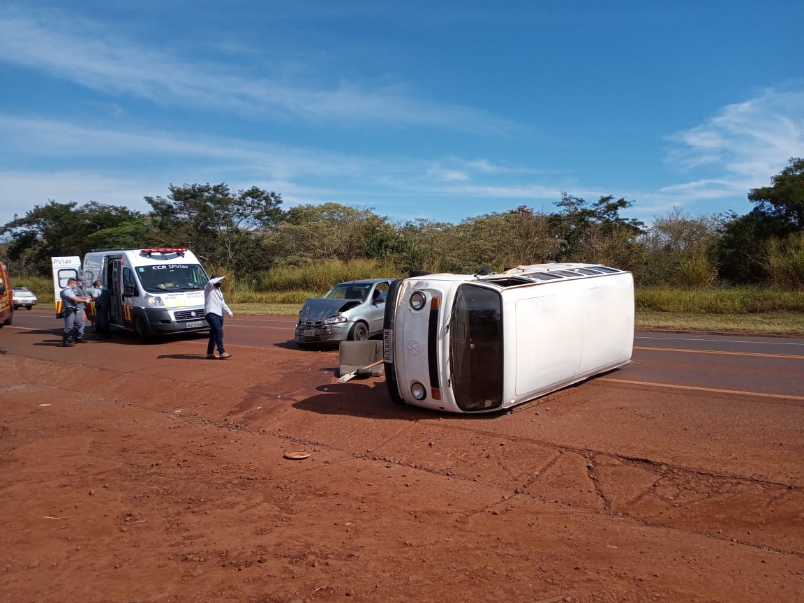 Na movimentada SP-255, Pálio bate forte em Kombi que atravessava a pista - sudoestepaulista