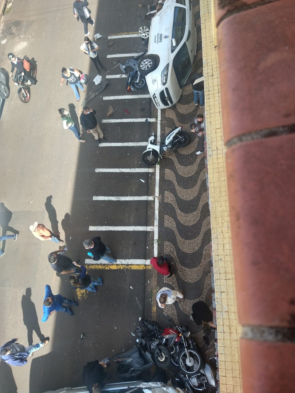 Veículo desgovernado “atropela” carro e motos estacionados no centro de Avaré - sudoestepaulista