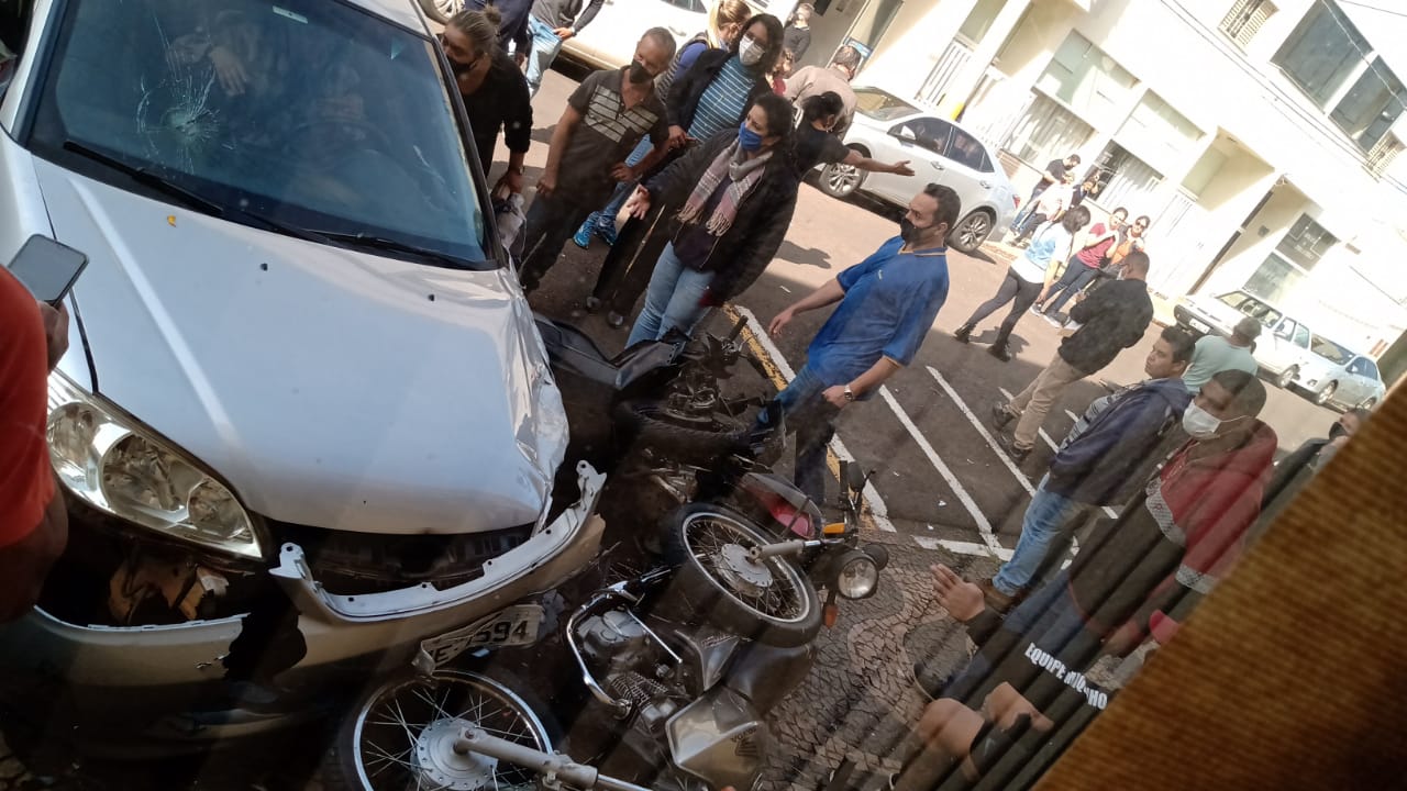 Veículo desgovernado “atropela” carro e motos estacionados no centro de Avaré - sudoestepaulista