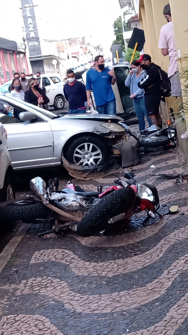 Veículo desgovernado “atropela” carro e motos estacionados no centro de Avaré - sudoestepaulista