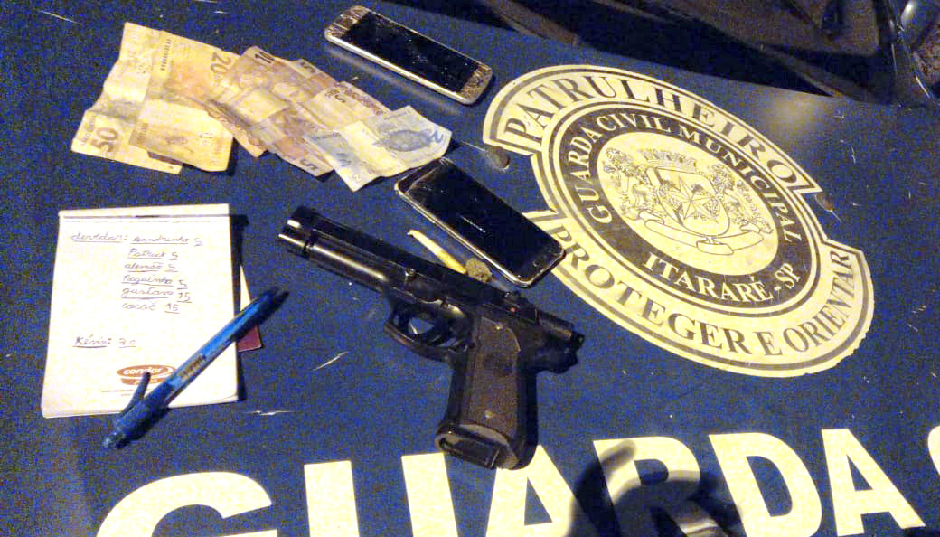 Menores são flagrados com entorpecentes e simulacro de arma de fogo no centro de Itararé - sudoestepaulista Menores são flagrados com entorpecentes e simulacro de arma de fogo no centro de Itararé - sudoestepaulista