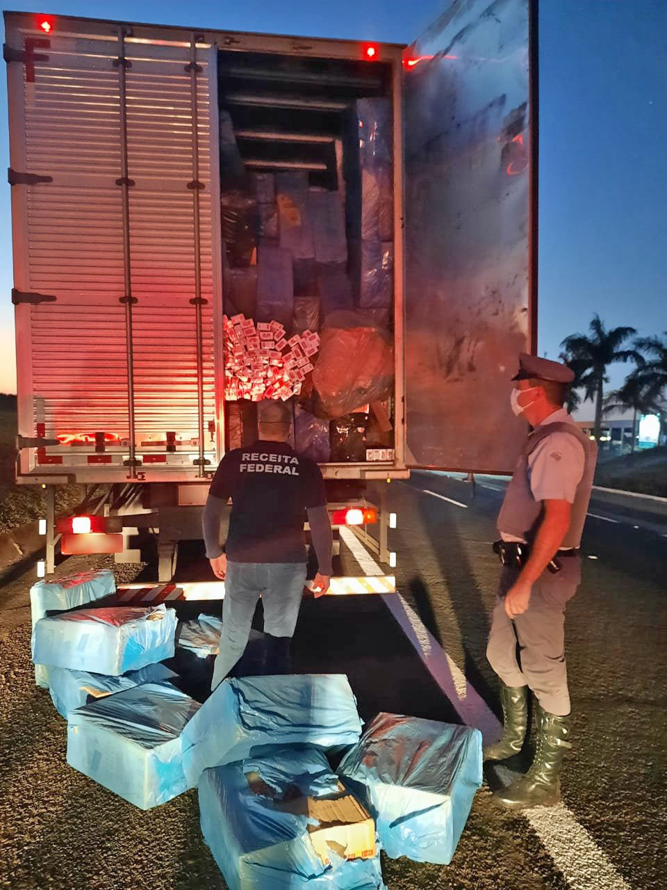 Receita Federal apreende em rodovia da região caminhão carregado com 525 mil maços de cigarros - sudoestepaulista