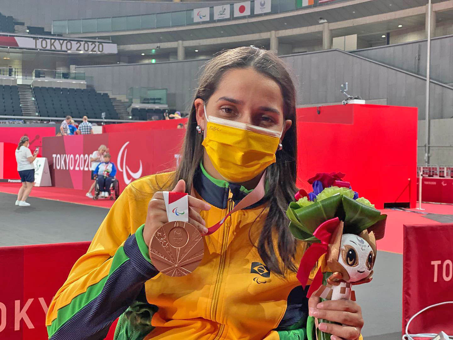 Catia Oliveira exibe medalha histórica conquistada em Tóquio - sudoestepaulista