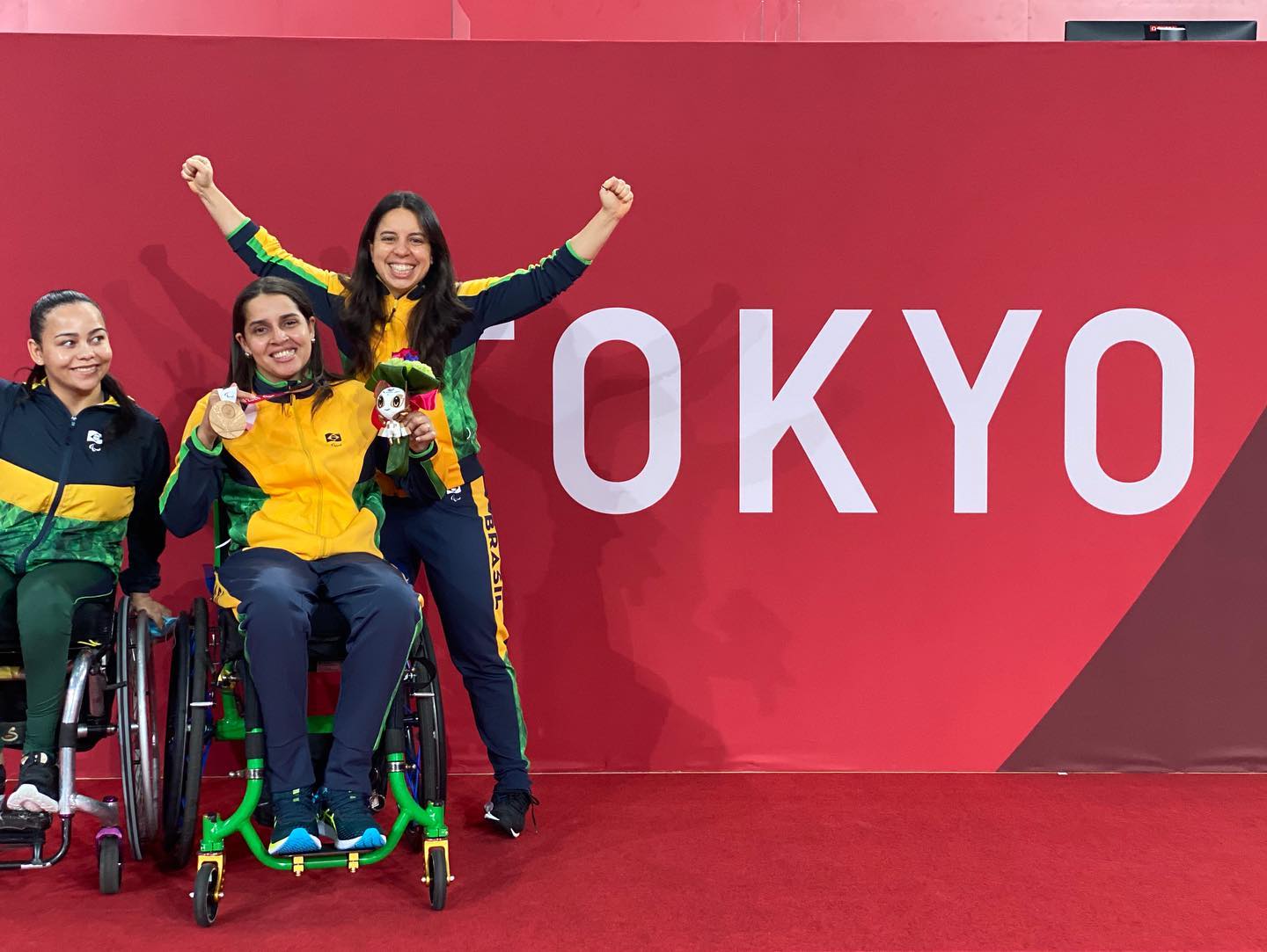 Catia Oliveira exibe medalha histórica conquistada em Tóquio - sudoestepaulista