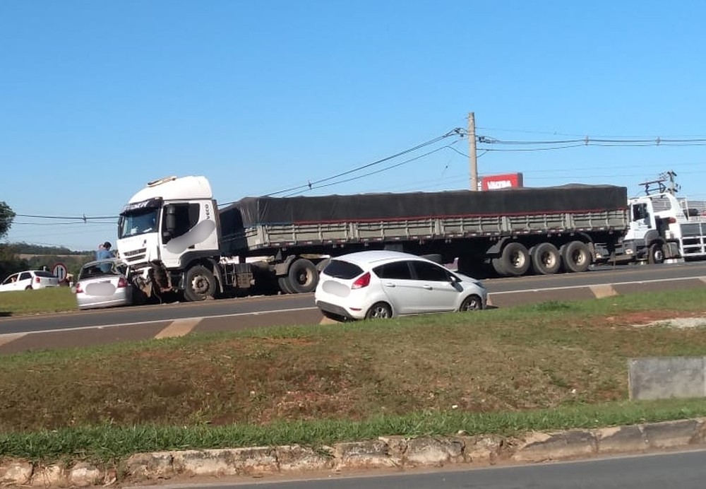 Carro é atingido e arrastado por carreta em rodovia de Itapeva; idosa morreu durante atendimento médico - sudoestepaulista