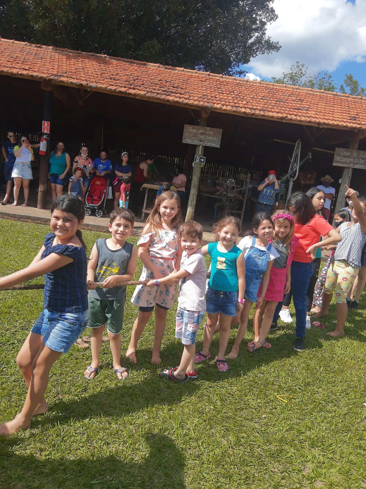 Crianças de Campos de Holambra foram presenteadas com evento “Um Novo Tempo com Alegria” - sudoestepaulista