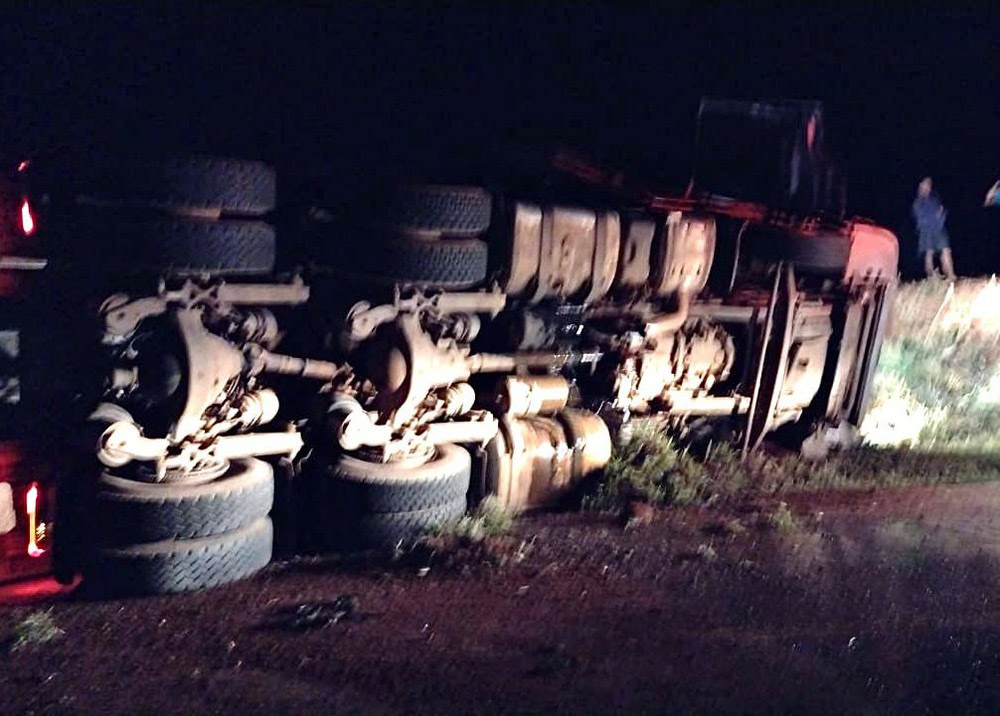 Carreta tomba na SP-255 e deixa motorista preso às ferragens - sudoestepaulista