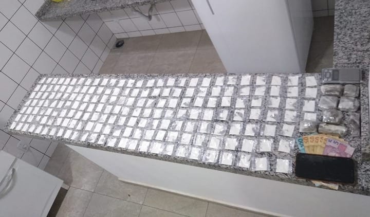 Mais de uma centena de papelotes de cocaína são apreendidos com traficante preso em Itaporanga - sudoestepaulista