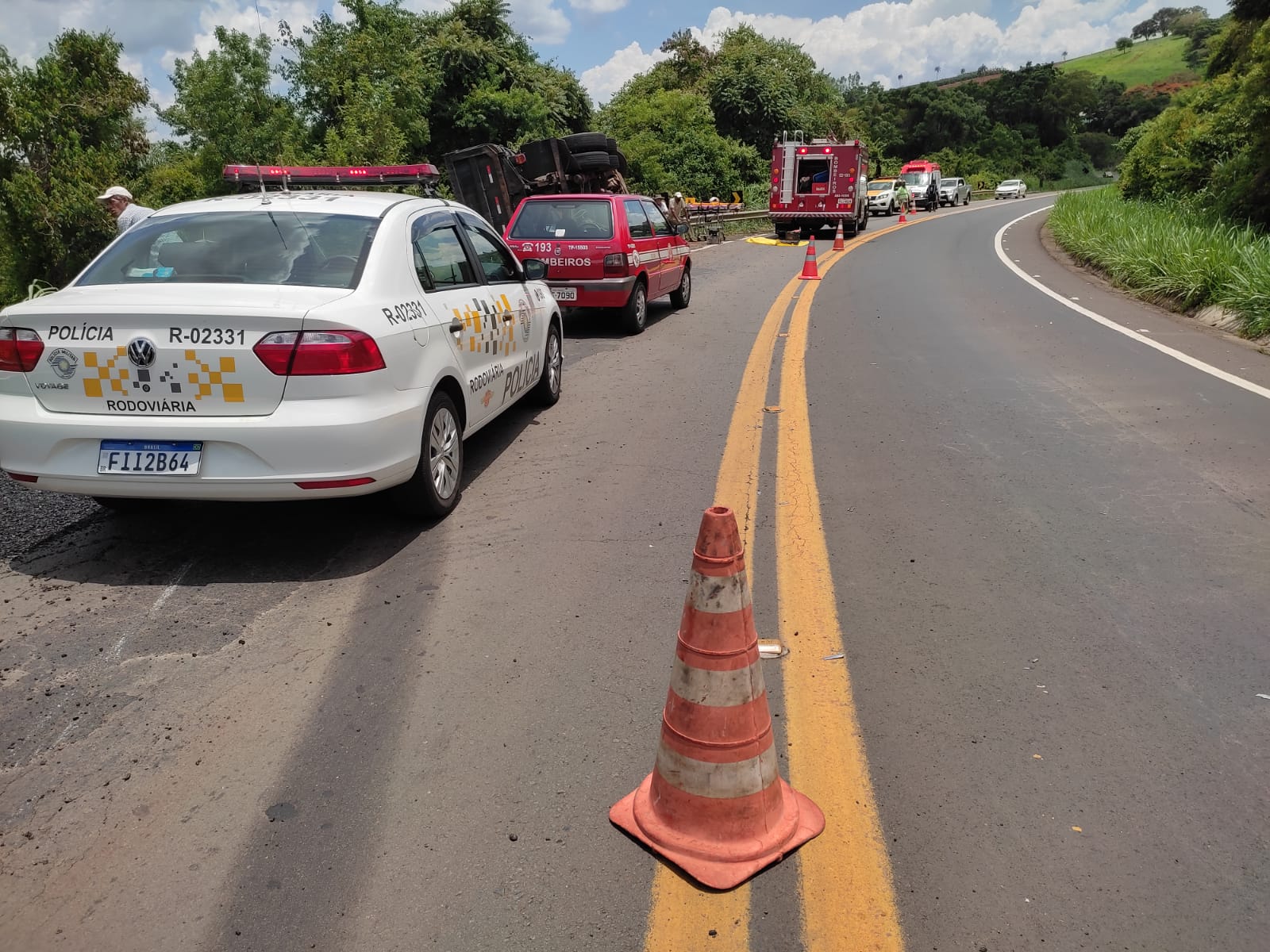 Caminhão carregado de emulsão asfáltica e caminhonete se envolvem em acidente próximo a Fartura - sudoestepaulista