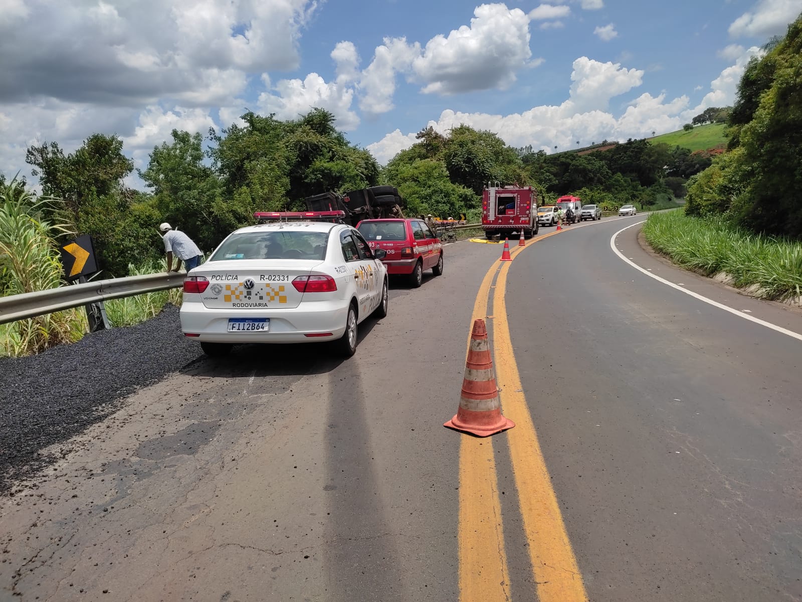 Caminhão carregado de emulsão asfáltica e caminhonete se envolvem em acidente próximo a Fartura - sudoestepaulista