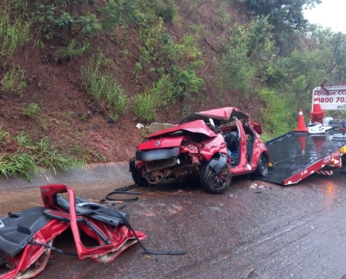 Mãe e filho ficam gravemente feridos após carro capotar durante chuva - sudoestepaulista