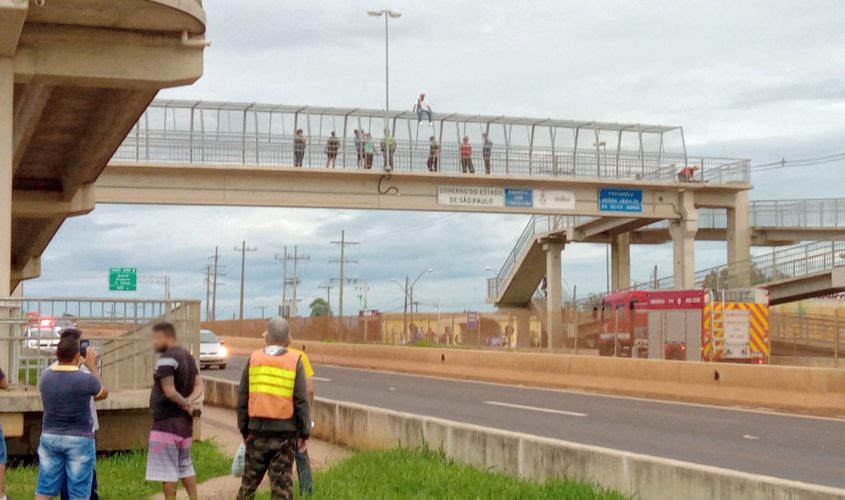 Bombeiros evitam que atormentado pai de família pulasse de passarela sobre a SP-255 em Avaré; veja o vídeo - sudoestepaulista