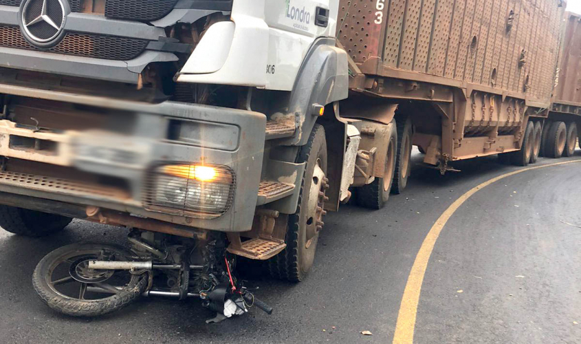 Moto fica presa entre caminhão e asfalto após colisão frontal, em vicinal de Itaí - sudoestepaulista