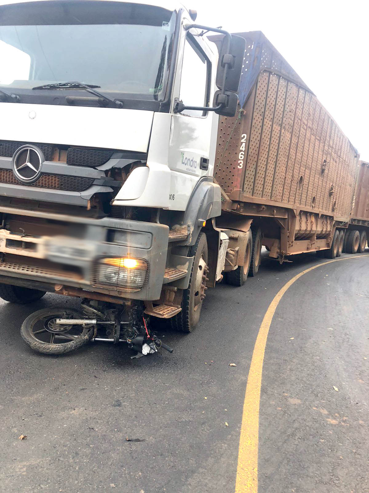 Moto fica presa entre caminhão e asfalto após colisão frontal, em vicinal de Itaí - sudoestepaulista