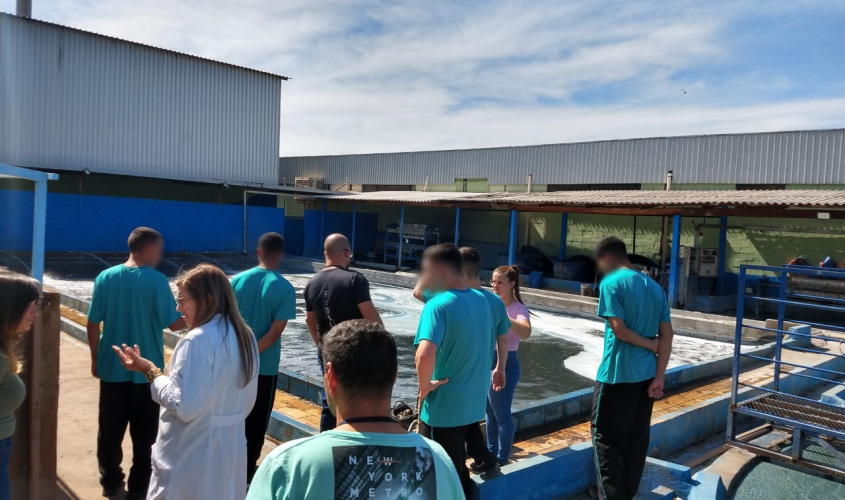 Jovens da Fundação CASA de Cerqueira César visitam fábrica de jeans em Avaré, exemplo no reúso da água - sudoestepaulista