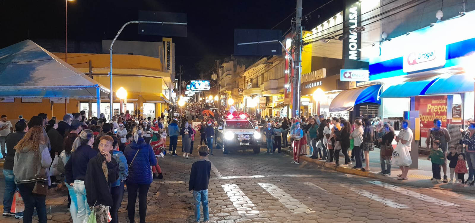 Após a chegada de tirolesa do Papai Noel, Doutorlhaços e Banda da Polícia Civil alegram noite avareense - sudoestepaulista
