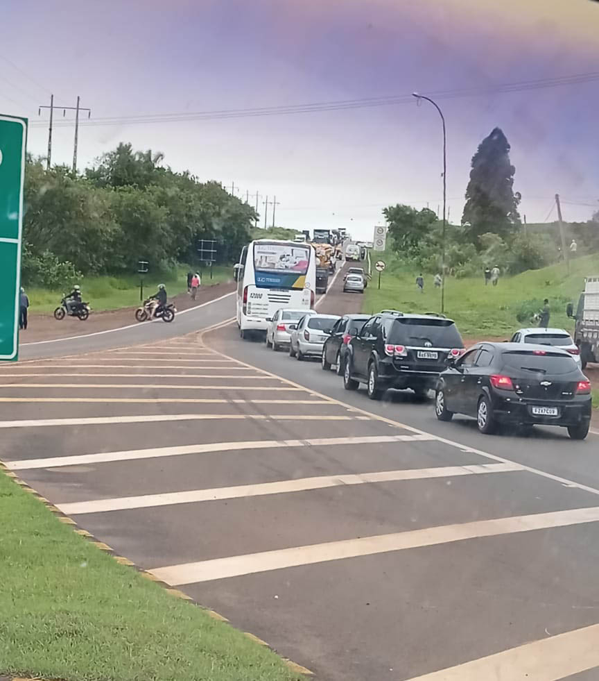 Homem morre ao bater carro contra carreta, na SP-255, em Taquarituba - sudoestepaulista