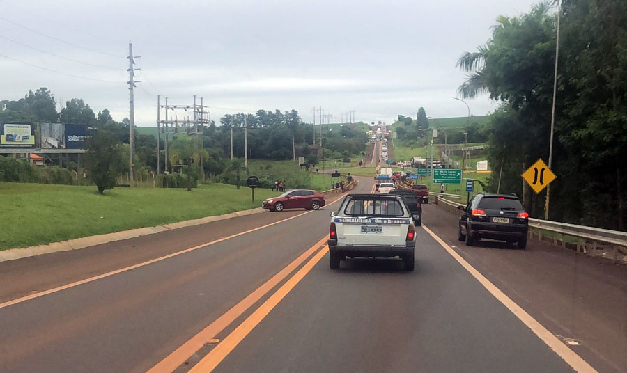 Homem morre ao bater carro contra carreta, na SP-255, em Taquarituba - sudoestepaulista
