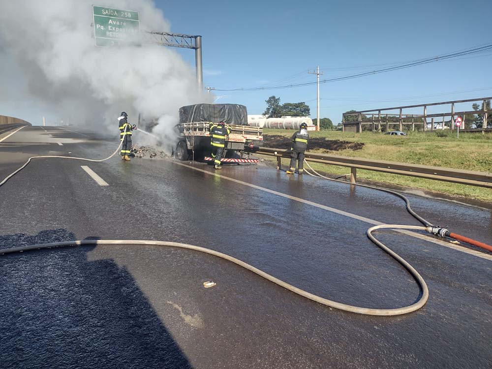 Caminhão de Itapeva pega fogo ao passar pelo perímetro urbano de Avaré - sudoestepaulista