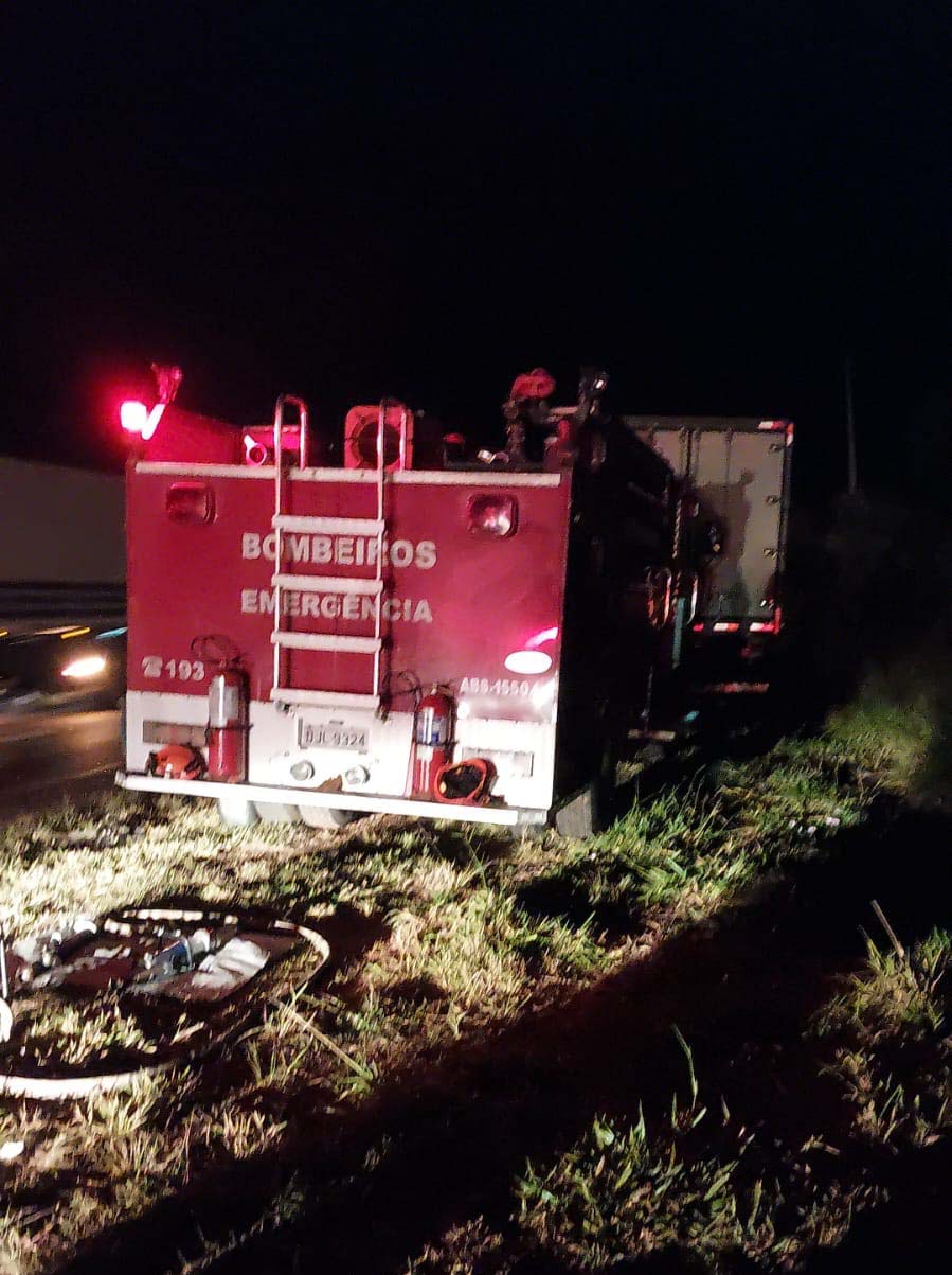 Colisão entre carro e caminhão ceifa duas vidas e deixa uma criança em estado gravíssimo - sudoestepaulista