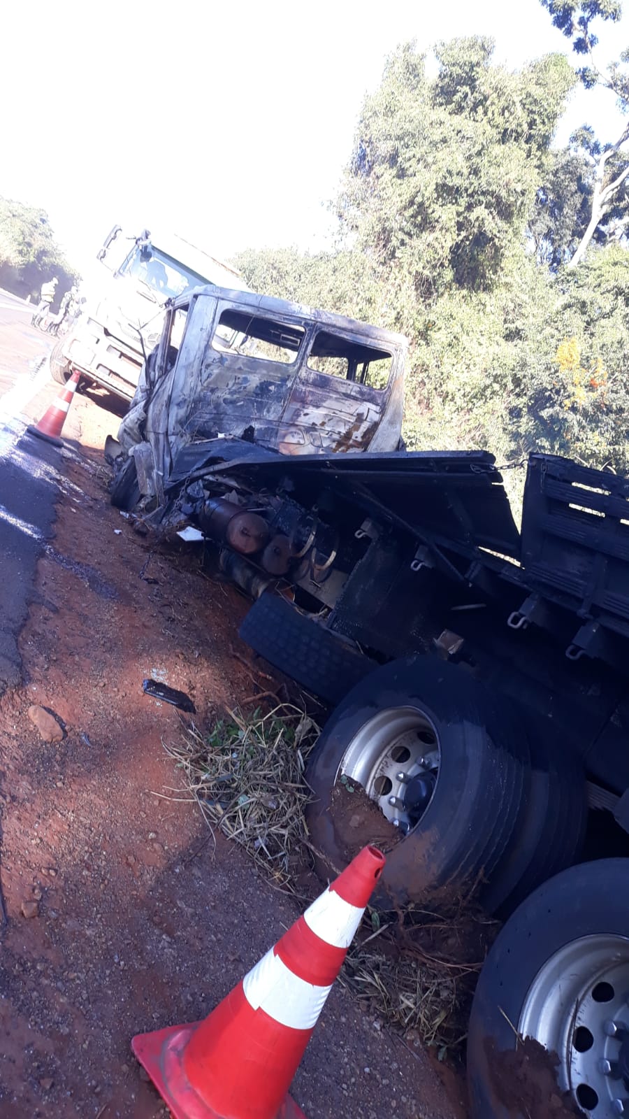Colisão entre carro e caminhão, provoca incêndio que resulta em dois corpos carbonizados - sudoestepaulista