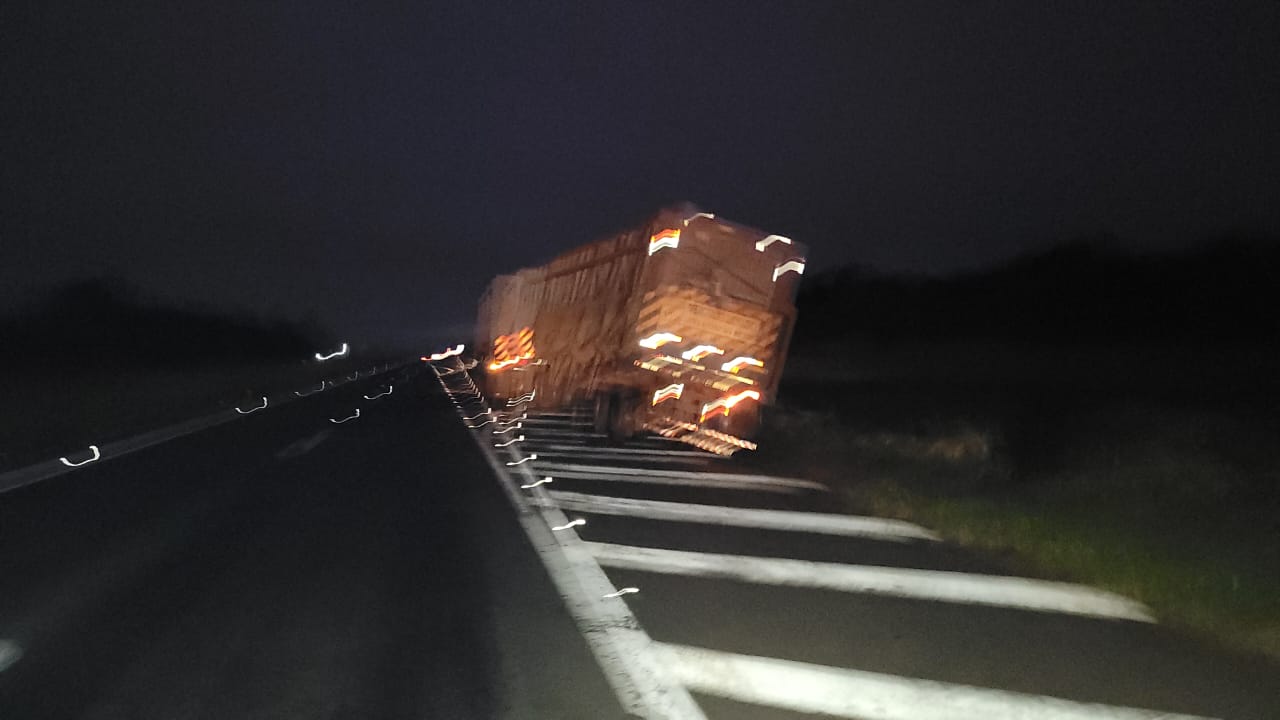 Caminhoneiro morre ao bater na traseira de carreta na Castelo Branco - sudoestepaulista