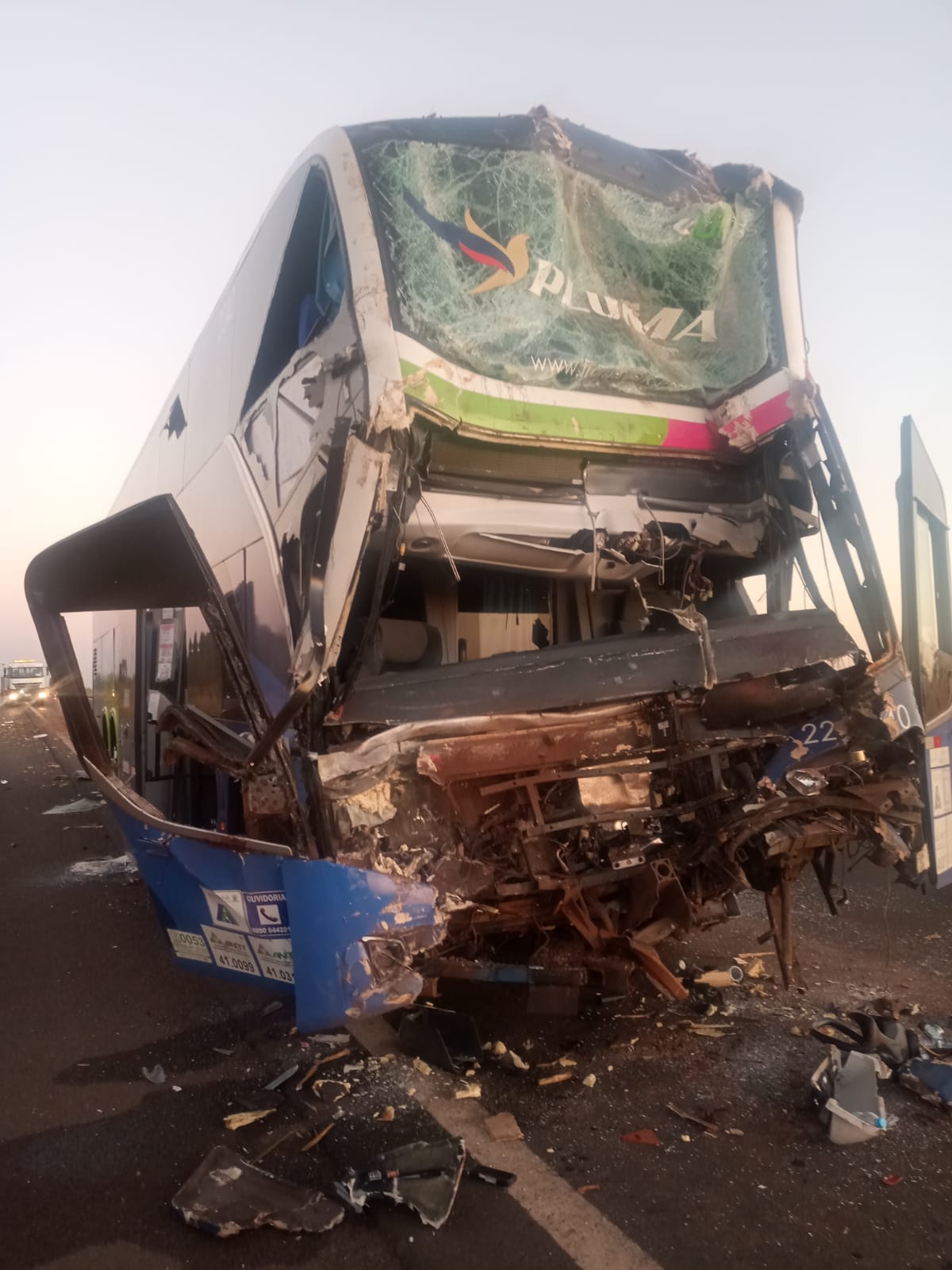 Motorista fica preso às ferragens ao bater com ônibus em traseira de caminhão - sudoestepaulista