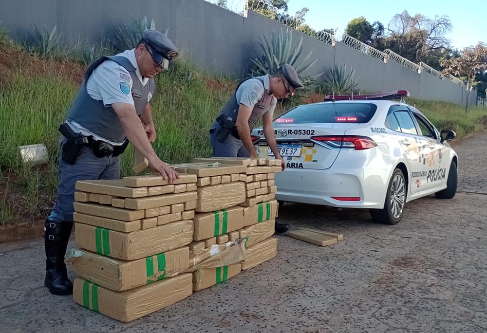 Caminhão parado pela PM Rodoviária, base de Avaré, transportava milhões de reais em drogas e contrabando - sudoestepaulista