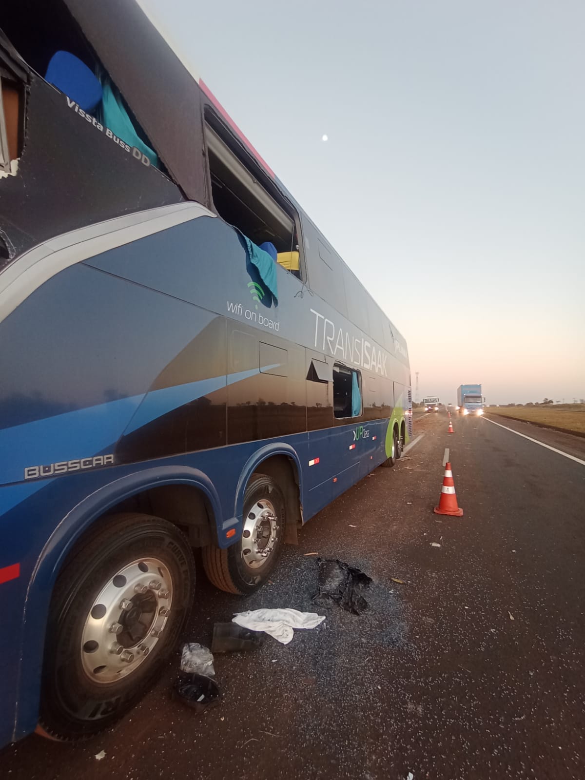 Motorista fica preso às ferragens ao bater com ônibus em traseira de caminhão - sudoestepaulista